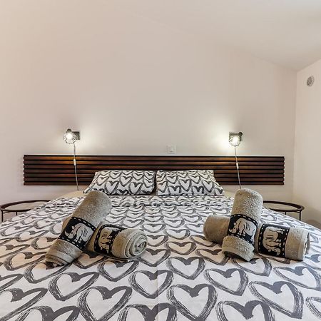 Sunshine Apartments Funtana With Balcony And Sea View Exterior foto